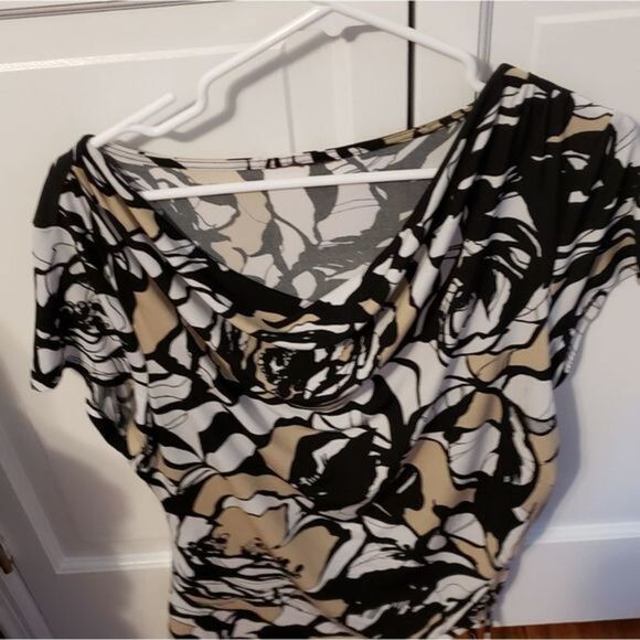 Flowers silky short sleeve blouse with side‎ tie accent. Size Large - Picture 3 of 6